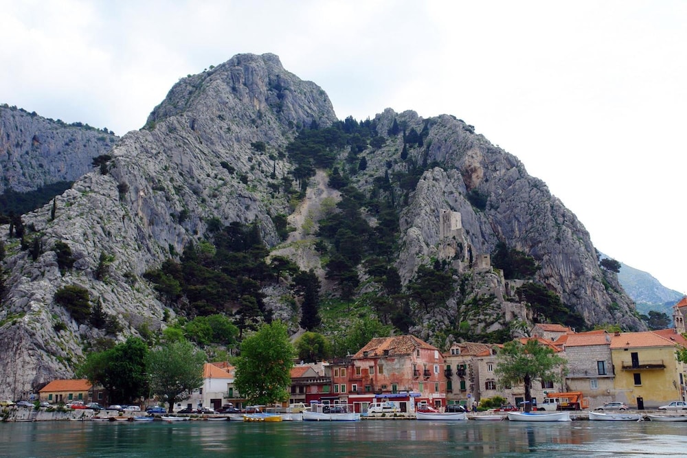 BRZET HOTEL OMIS 34/50