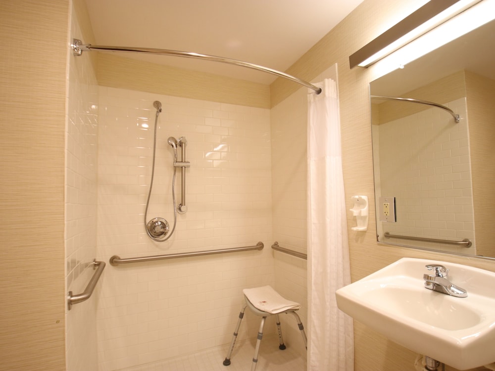Comfort Inn and Suites North Dallas-Addison 10/33
