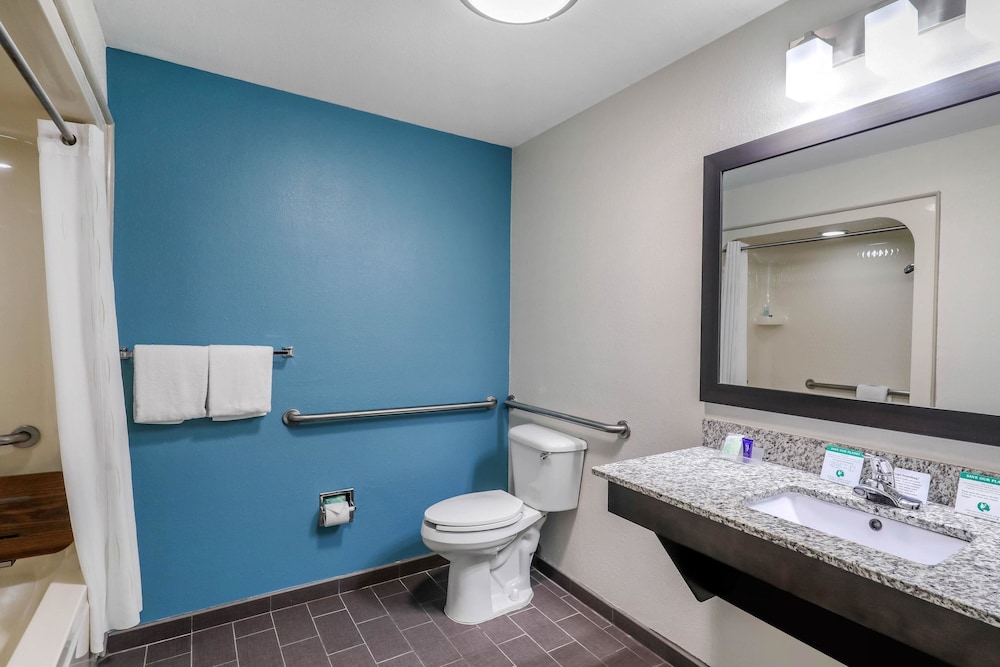 Clarion Inn & Suites Dfw North 22/49