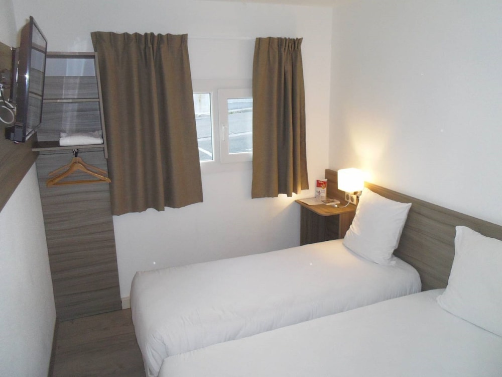 ROOM, TWIN BEDS