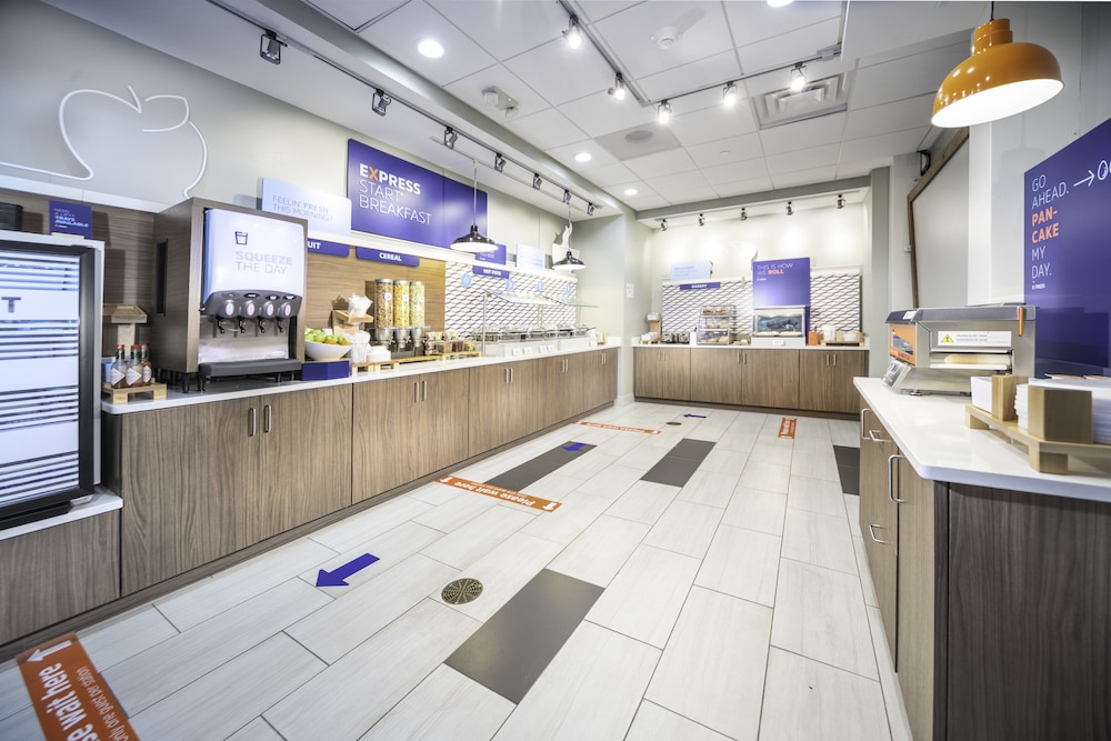 Holiday Inn Express and Suites Brevard City Center 4/51