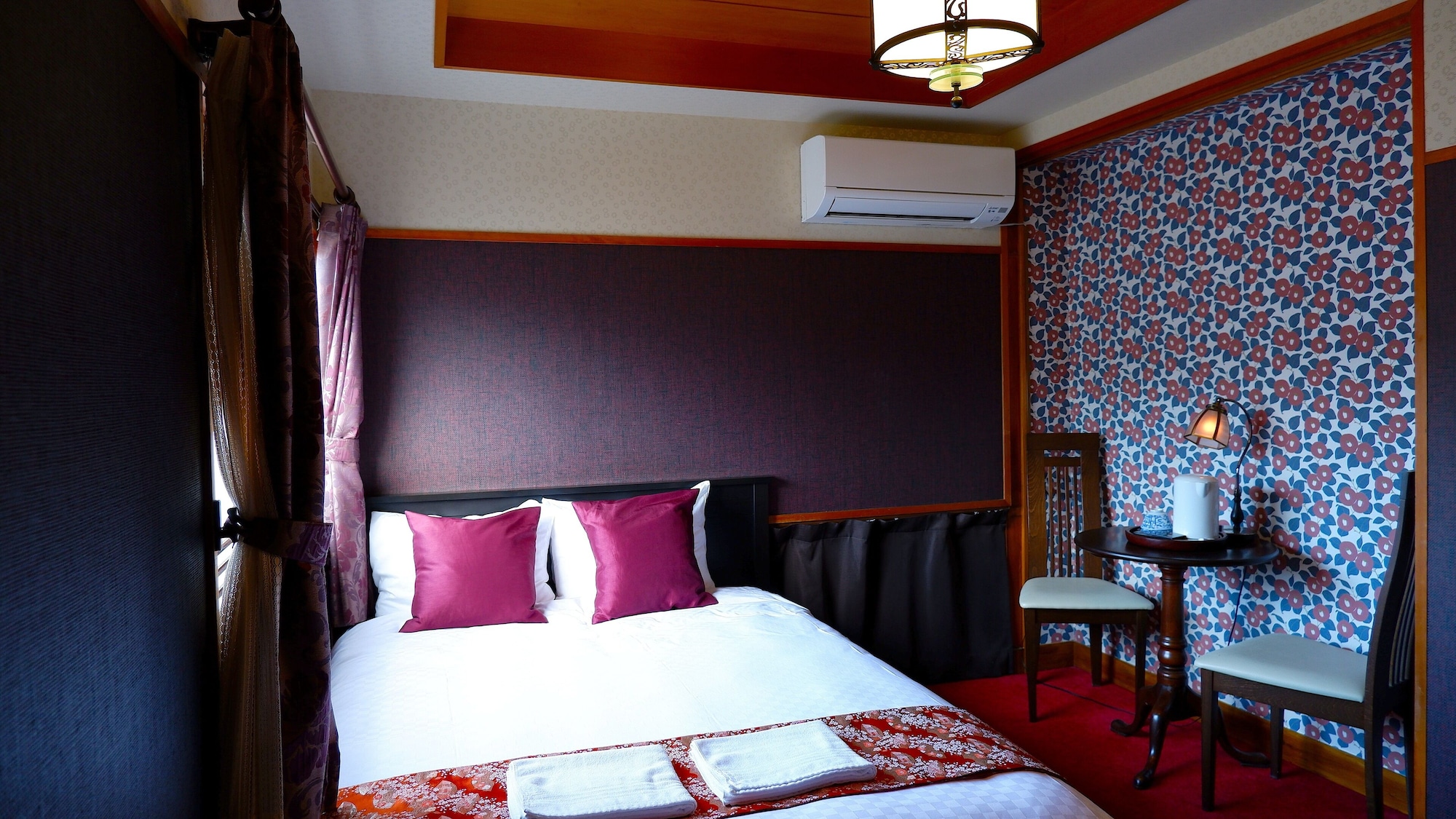ROOM, DOUBLE BED