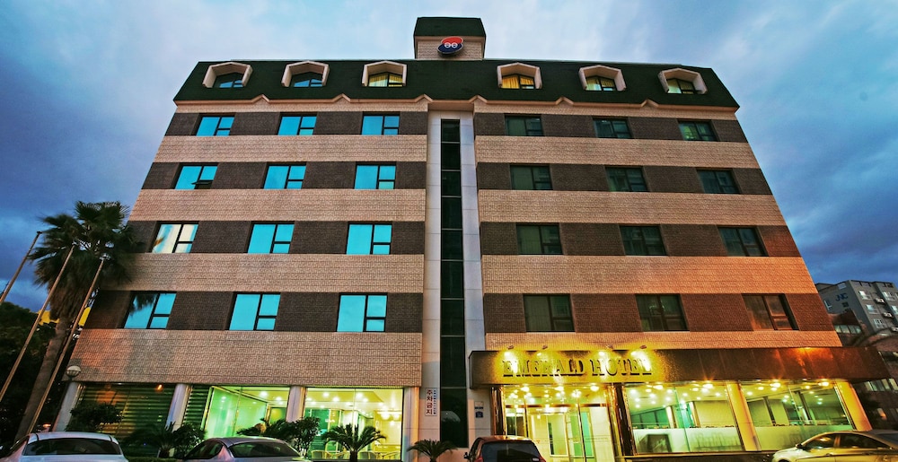 Emerald Hotel 2/26