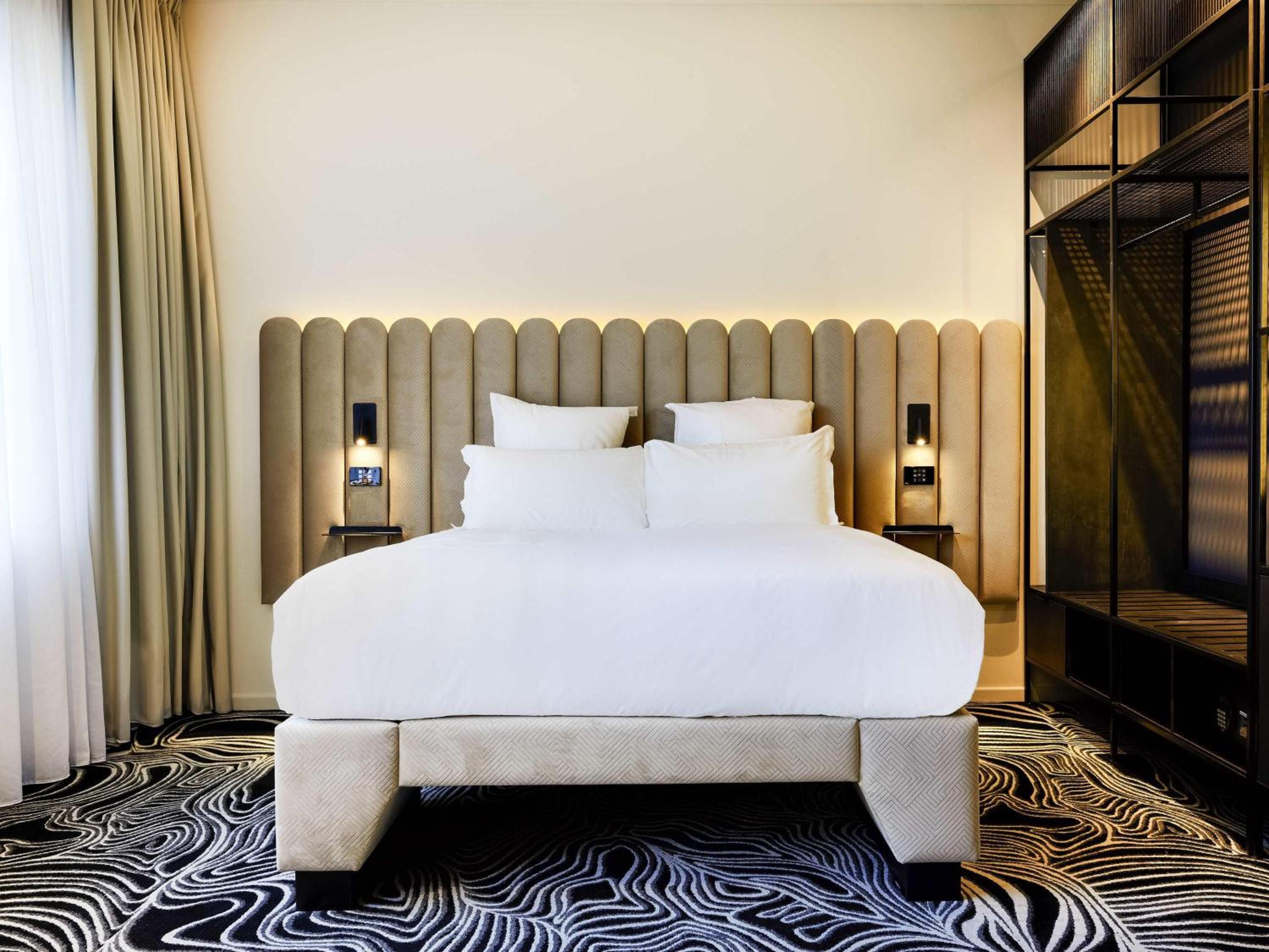 Junior Suite, Queen Bed, Mountain Side, Sofa
