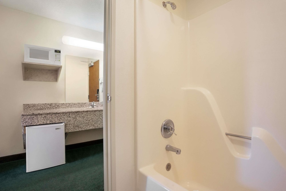 Travelodge by Wyndham Morrill 9/30