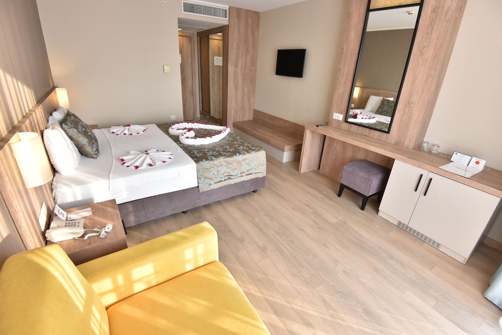 Lucida Beach Hotel 17/37