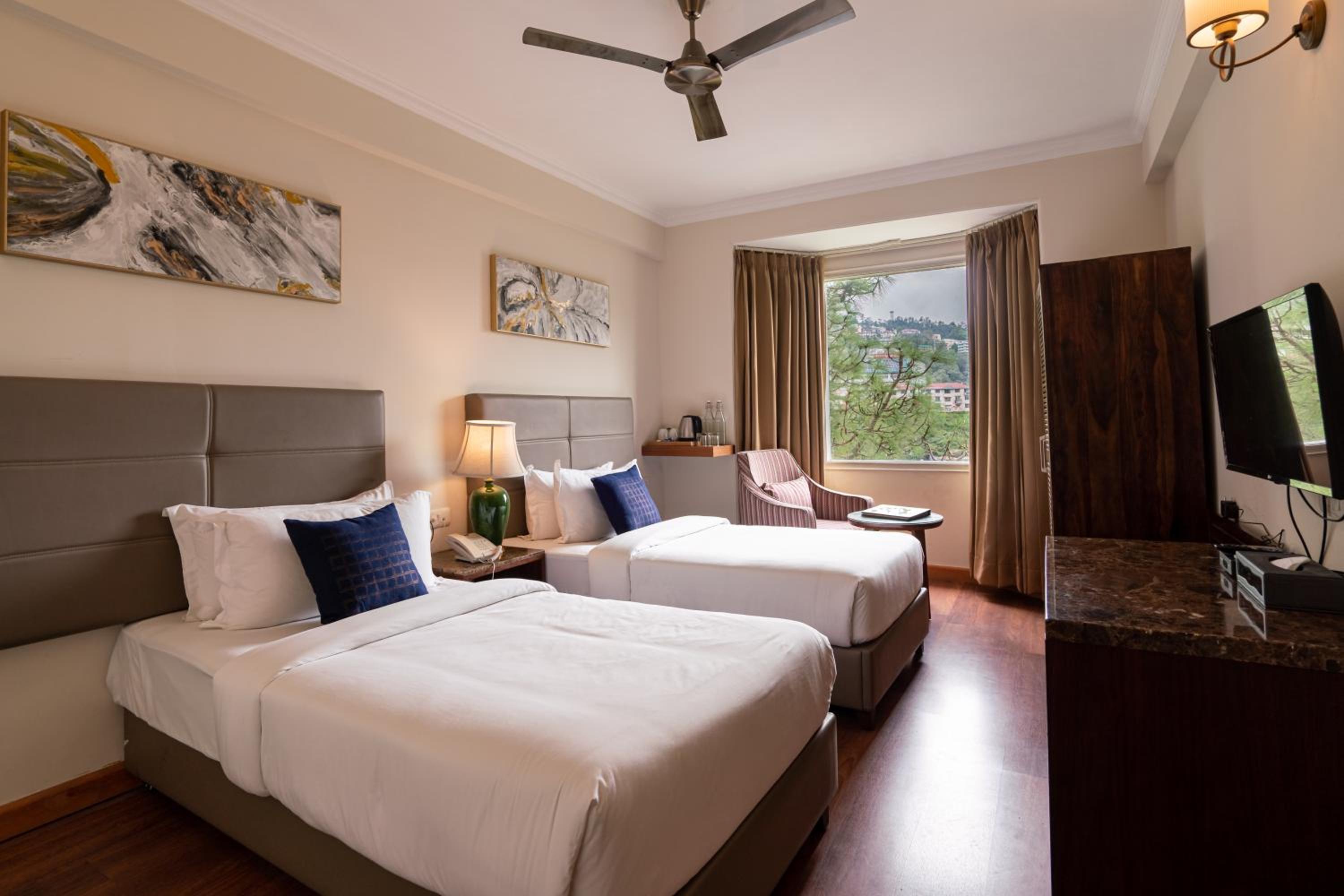 DELUXE, TWIN BEDS, CITY VIEW