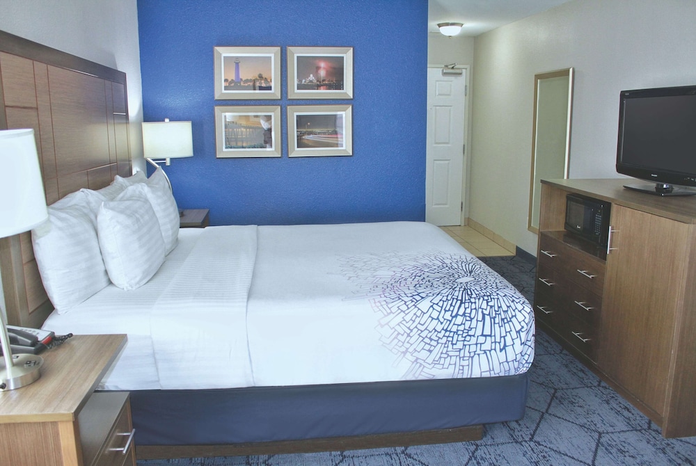 La Quinta Inn & Suites By Wyndham NE Long Beach/Cypress 17/51