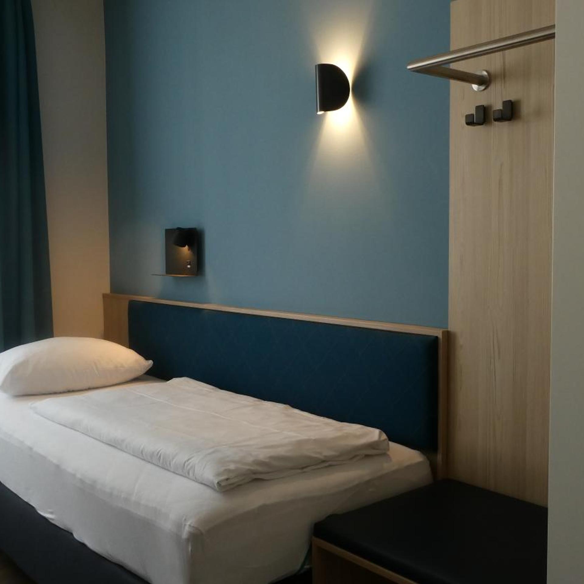 ROOM, SINGLE