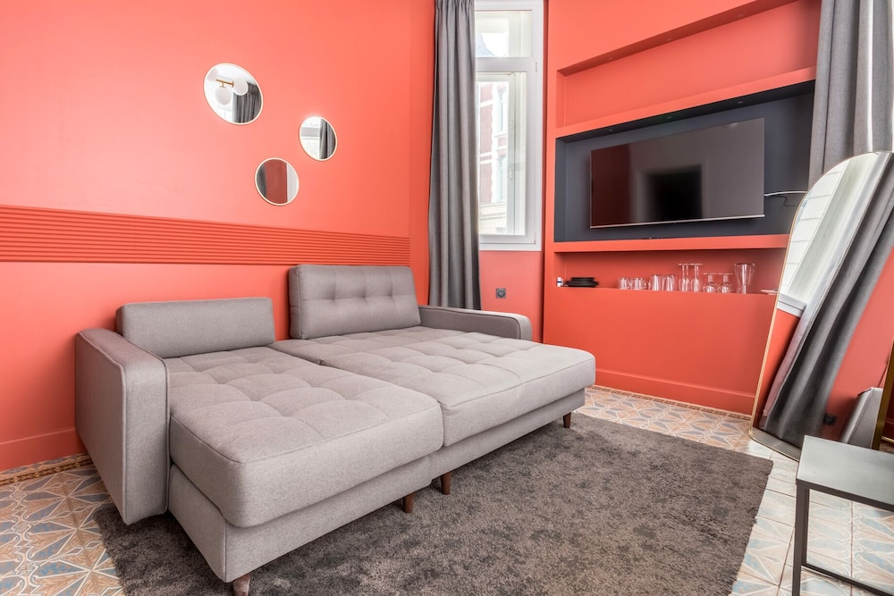 Charles, Deluxe, Suite, King Bed, Sofa