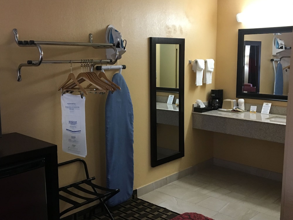 Days Inn by Wyndham Sarasota Bay 27/34