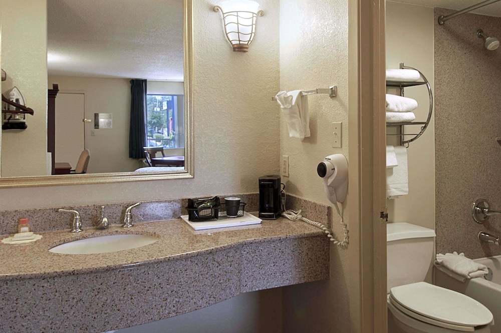 Days Inn By Wyndham Memphis At Graceland 8/10