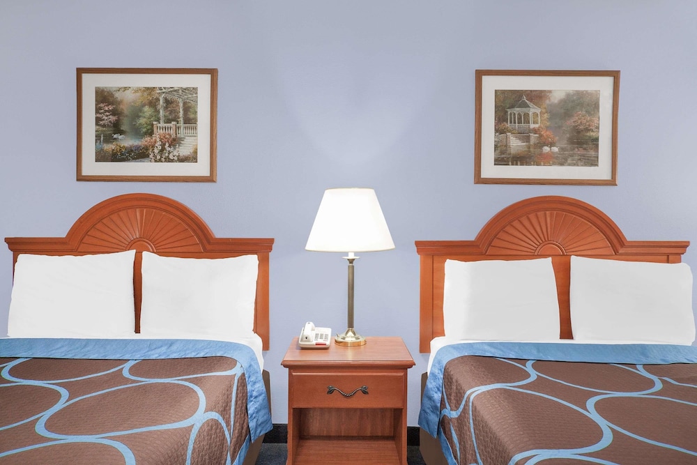 Super 8 by Wyndham Middletown 13/24