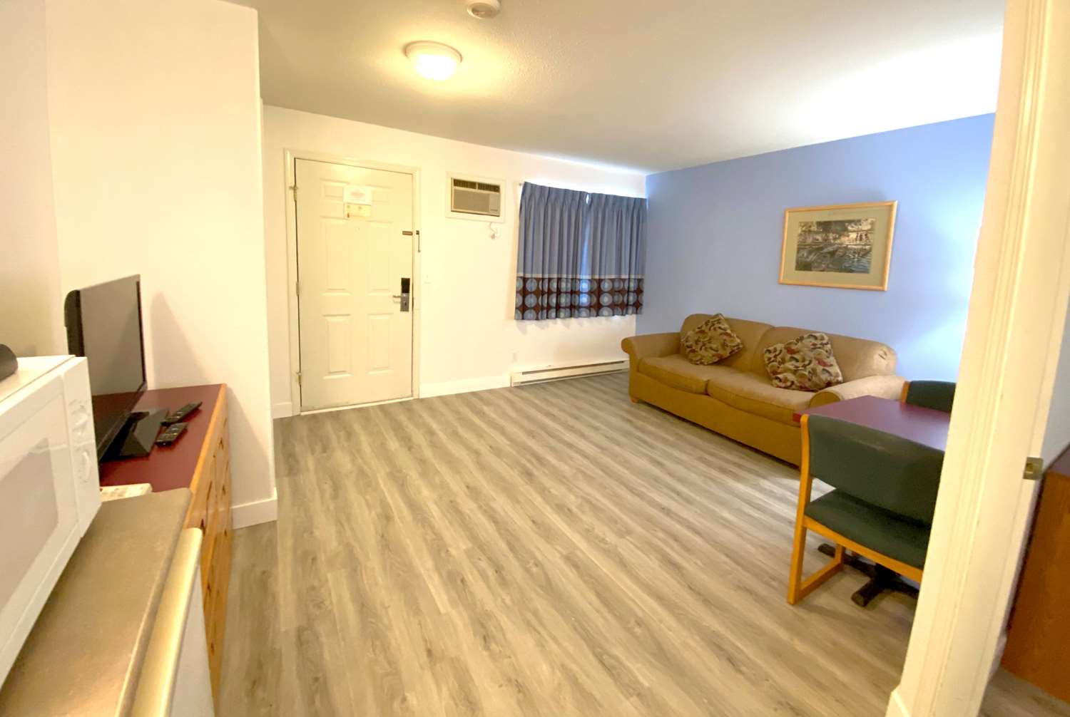 Super 8 by Wyndham Sicamous 12/23
