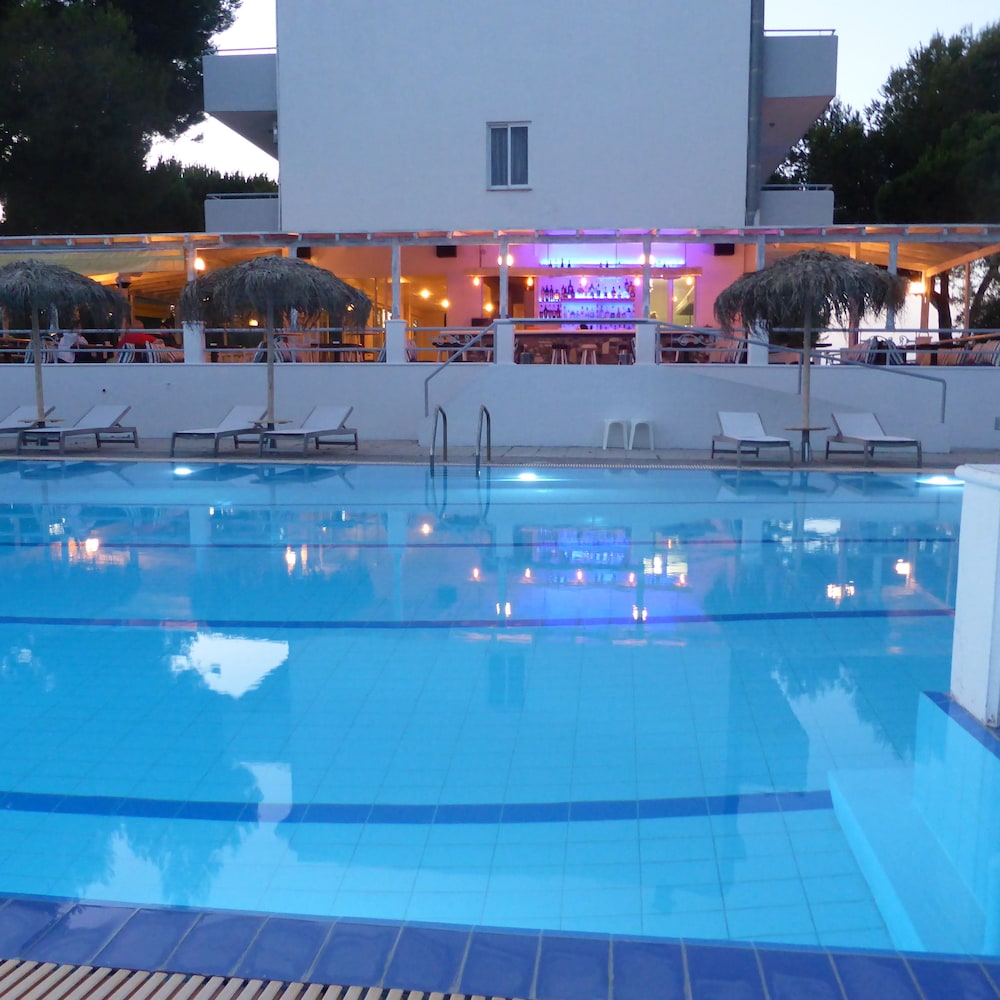 Blue Nest Hotel in Tingaki