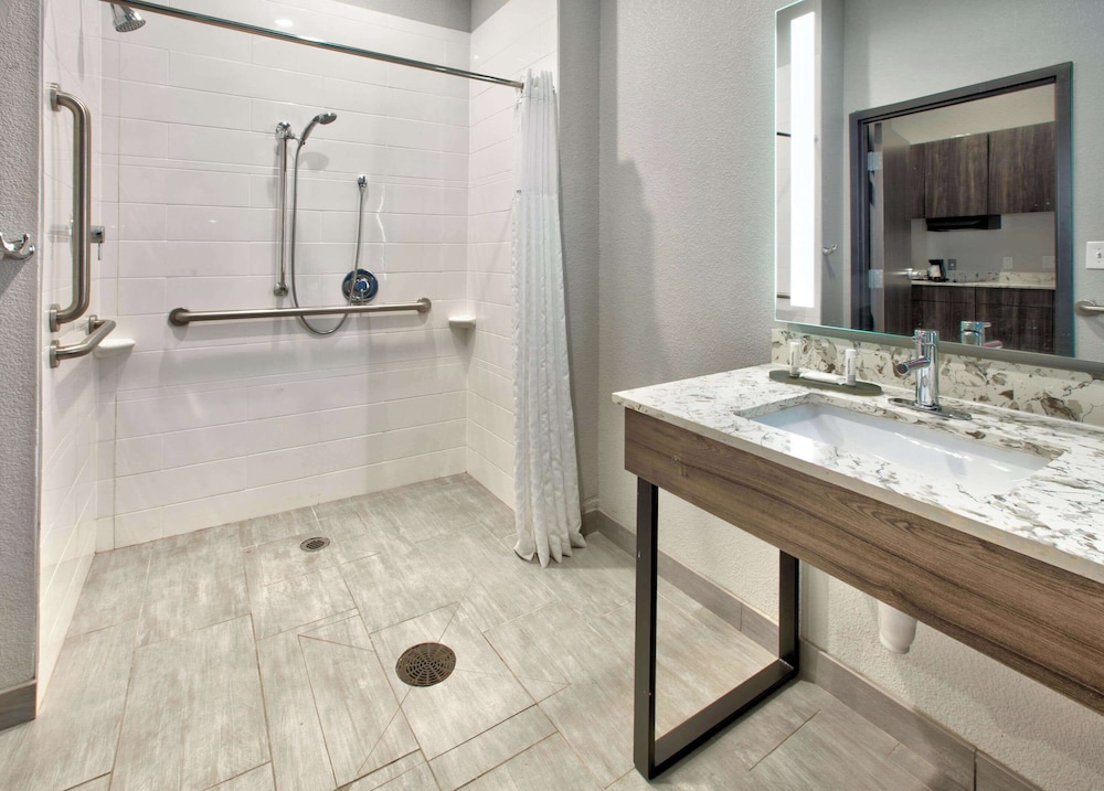 La Quinta Inn & Suites by Wyndham Dallas/Fairpark 40/40