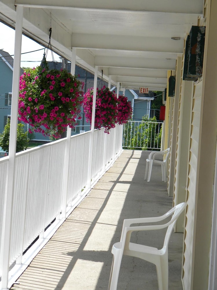 Fairway Inn by the Falls 6/44