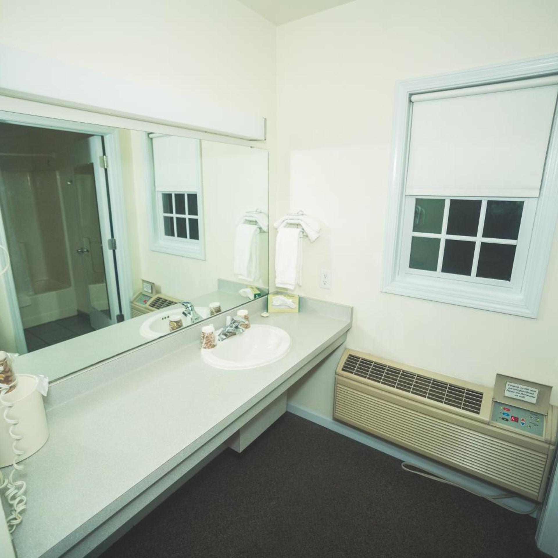 Chalet Motel Mequon 31/36