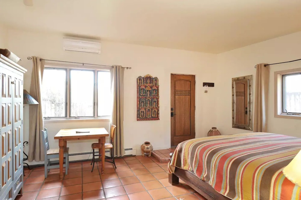 SANTA FE, CLASSIC, SUITE, KING BED