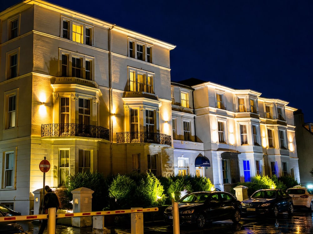 The Carlton Hotel 5/56