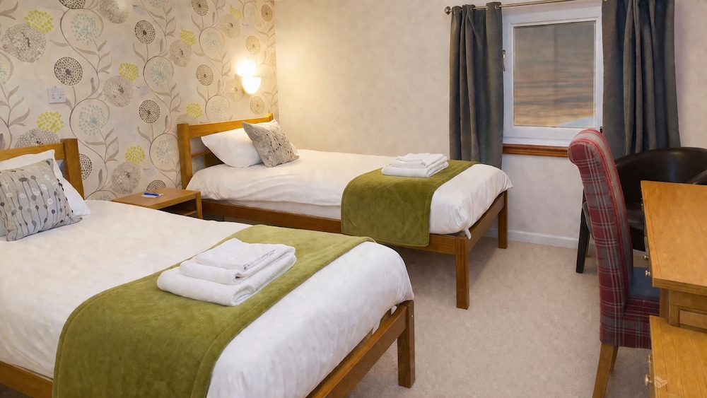 Superior, Twin Beds, Brae Hotel 2/10