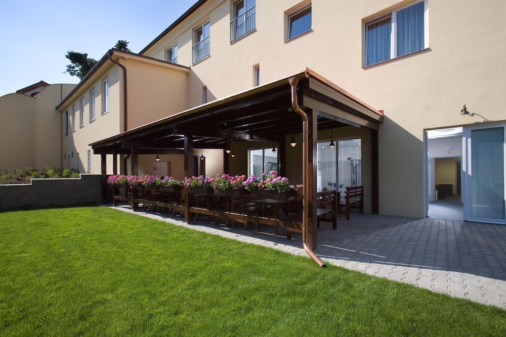 Dolce Villa Hotel 54/57