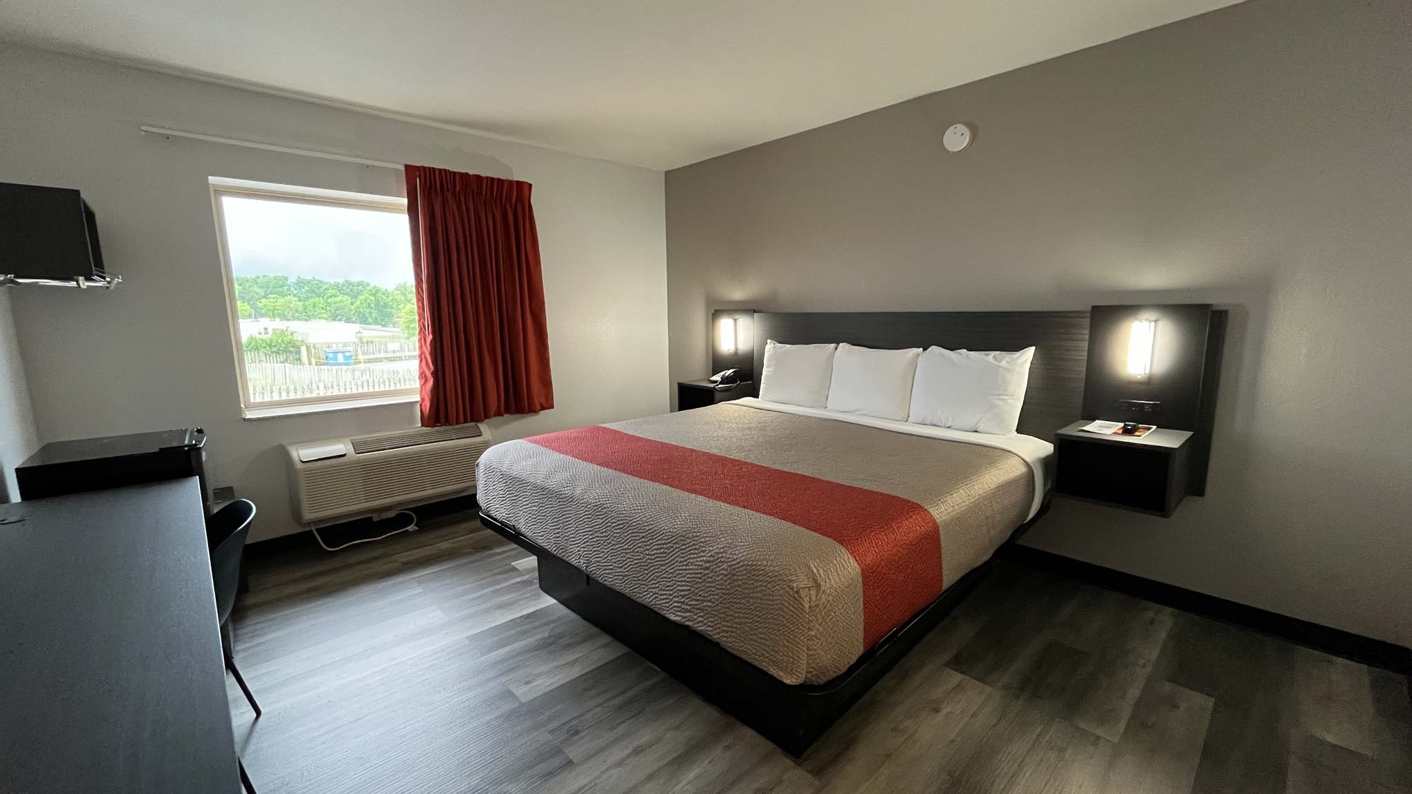 1 Full Bed - Non-Smoking