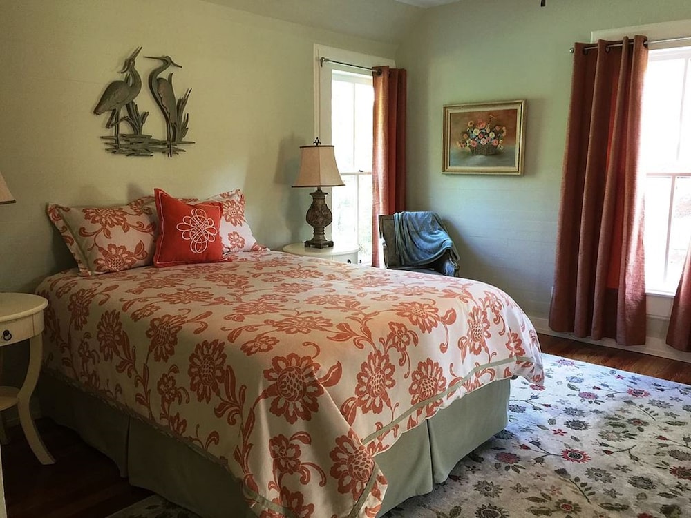 Queen Bed, Private Bathroom