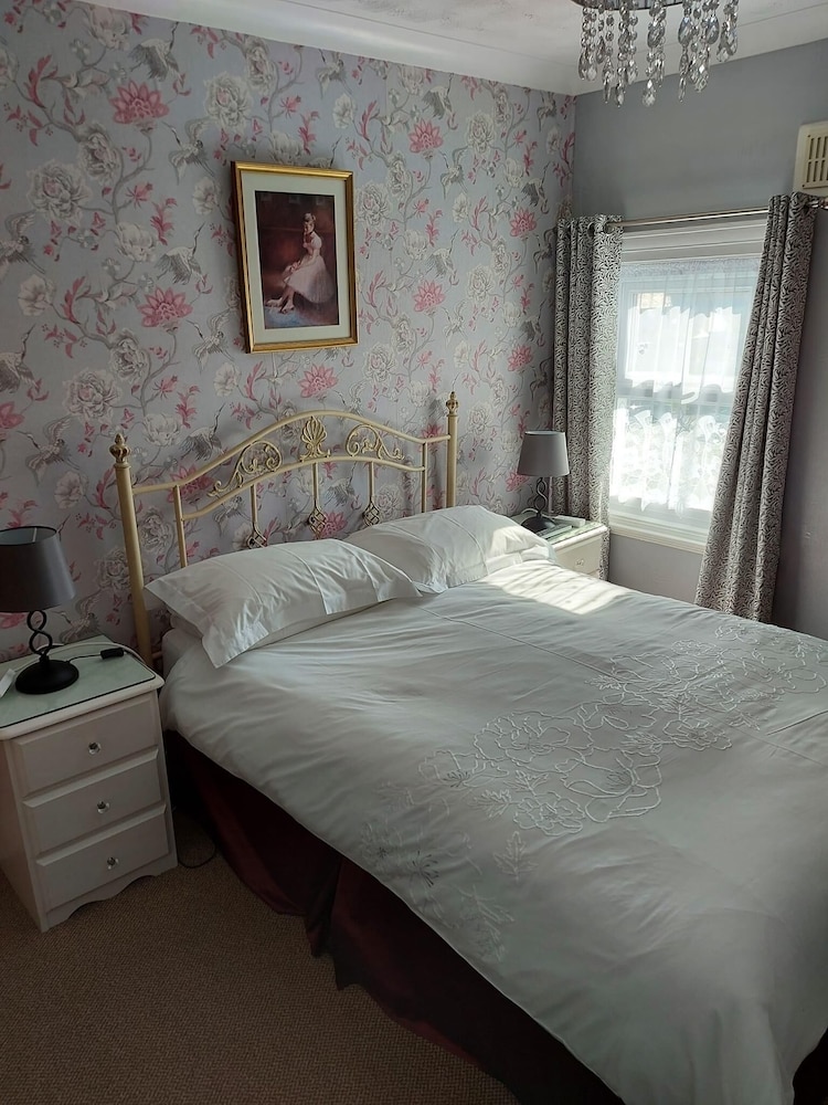 The Hilary Guest House 8/43