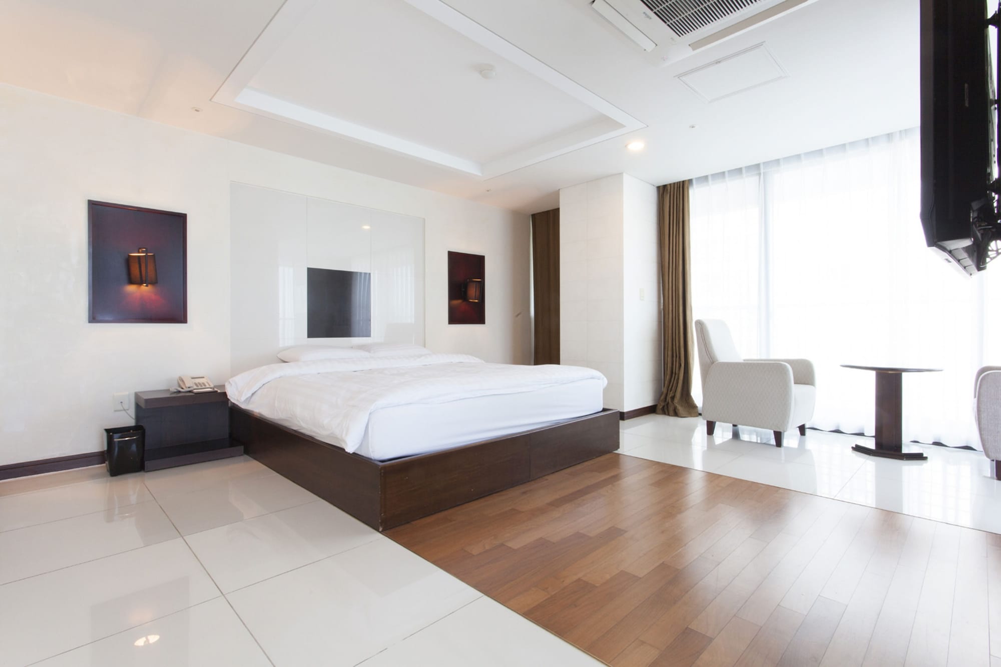 EXECUTIVE, SUITE