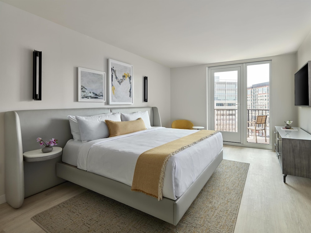Room, King Bed, One Washington Circle DC, Tapestry Collection by Hilton 3/7