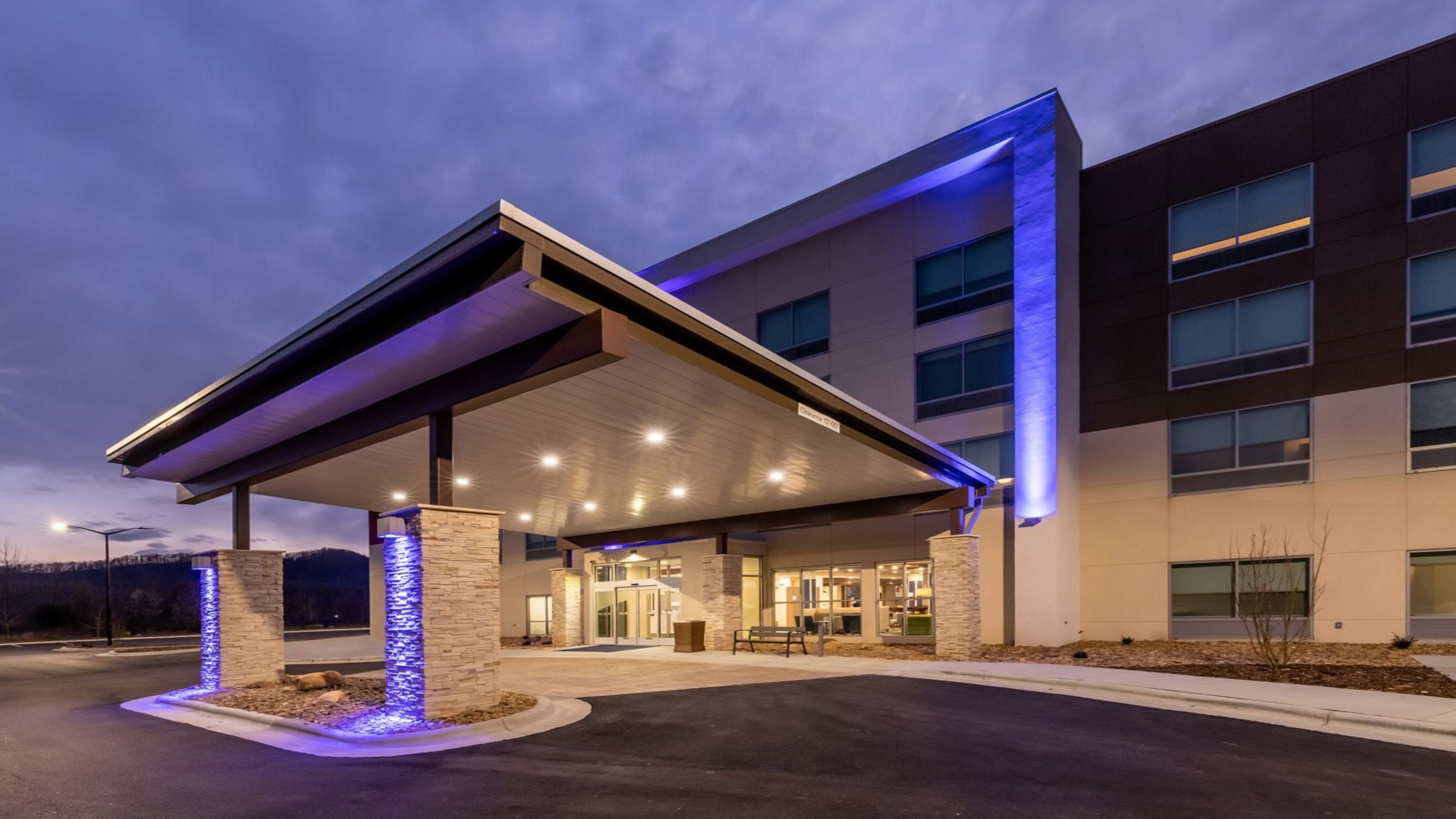 Holiday Inn Express Suites Marion 2/59