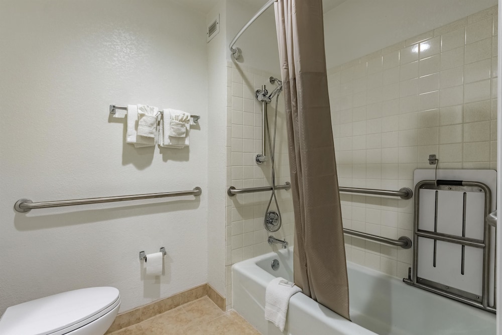 Studio6 Plano, TX 33/74