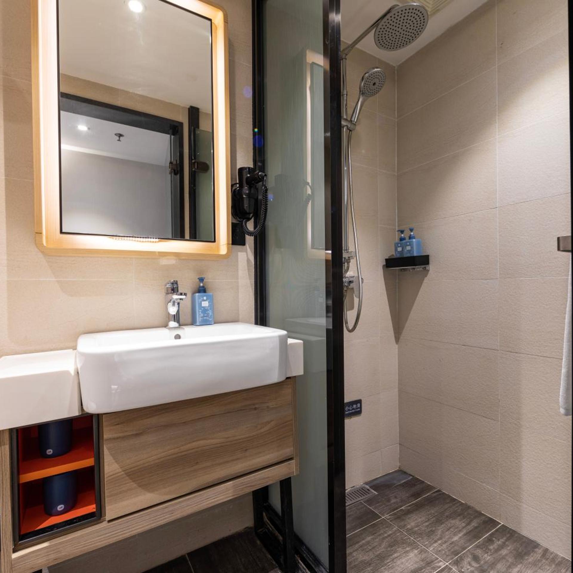 HanTing Premium Hotel (Shanghai Loushanguan Road Subway Station) 44/50