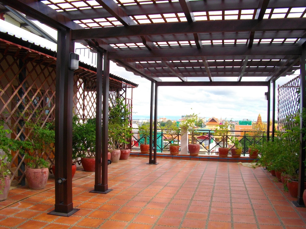 Lux Riverside Hotel & Apartment 91/99