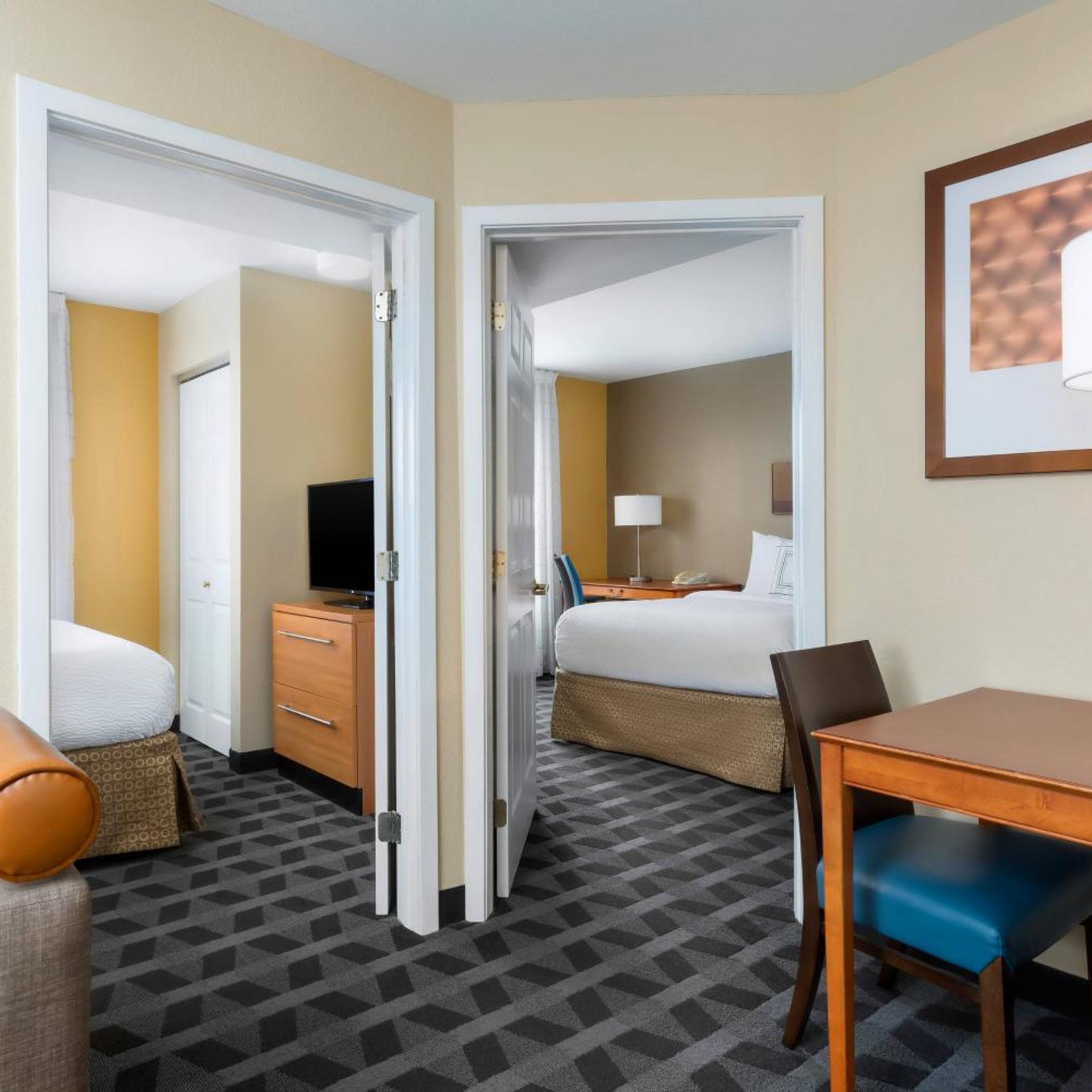 Efficiency, Suite, 3 Queen Beds, Queen Bed