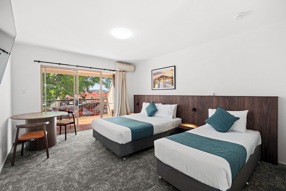 SUNDOWNER HOTEL MOTEL 17/49
