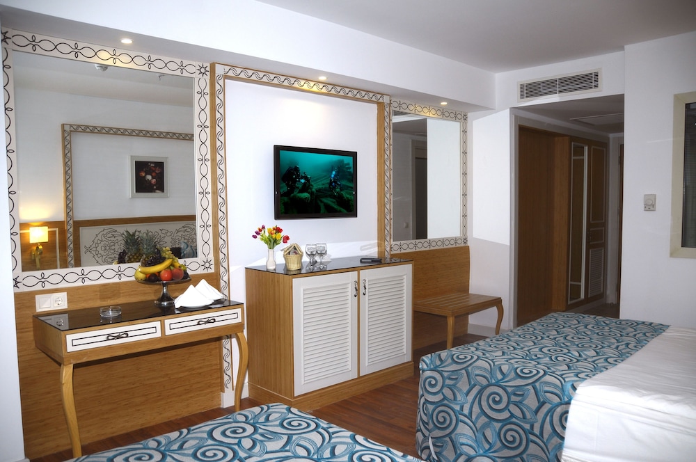 Crystal Waterworld Resort and Spa 30/50