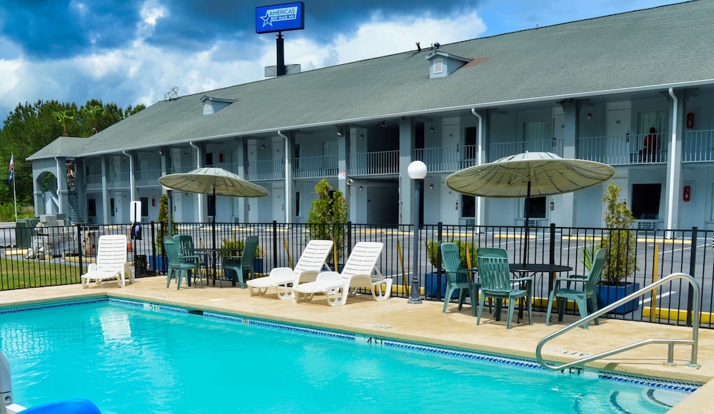 Days Inn by Wyndham Hardeeville Near Hilton Head 4/50