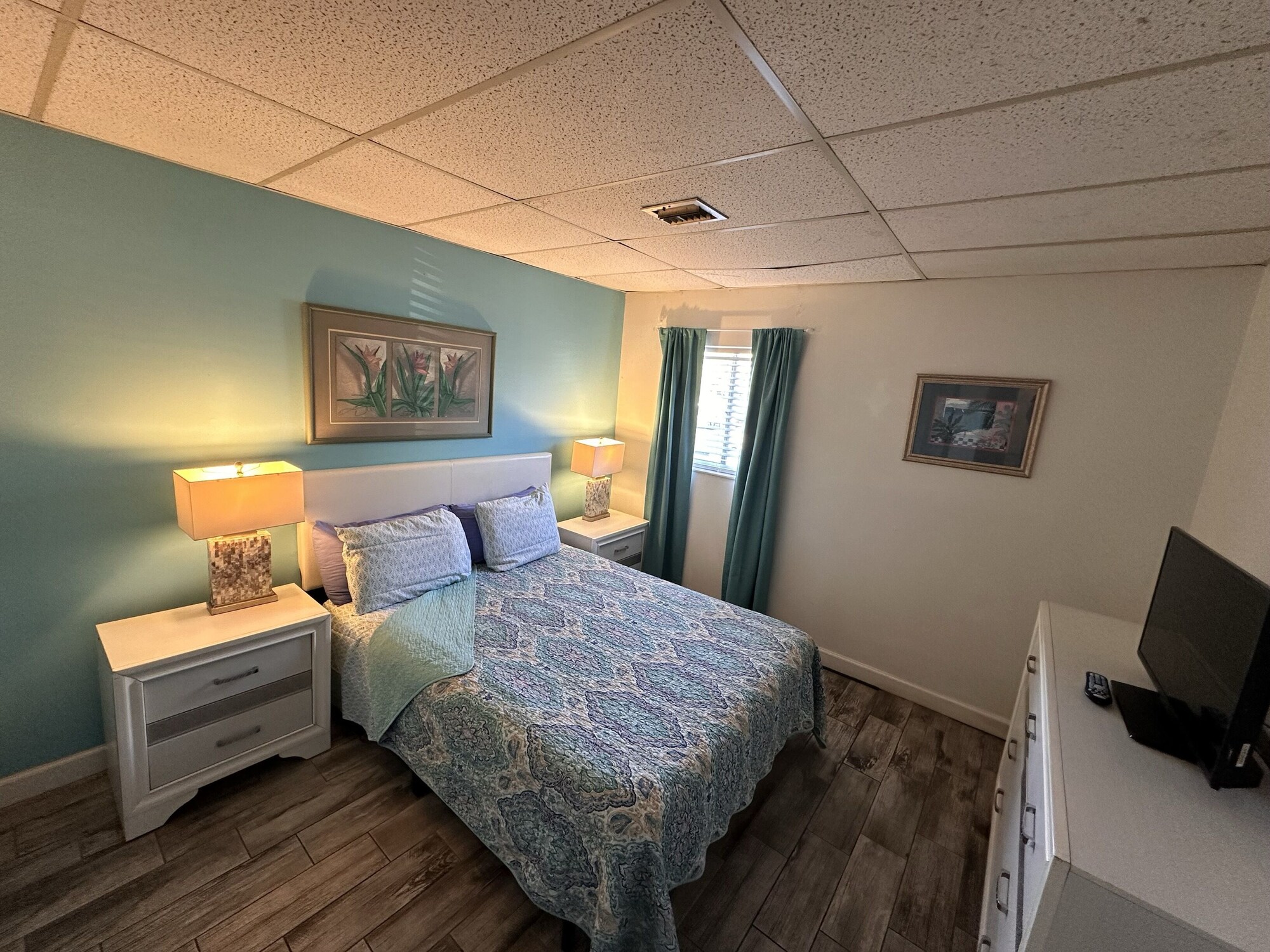 APARTMENT, KING BED, SOFA, KITCHENETTE