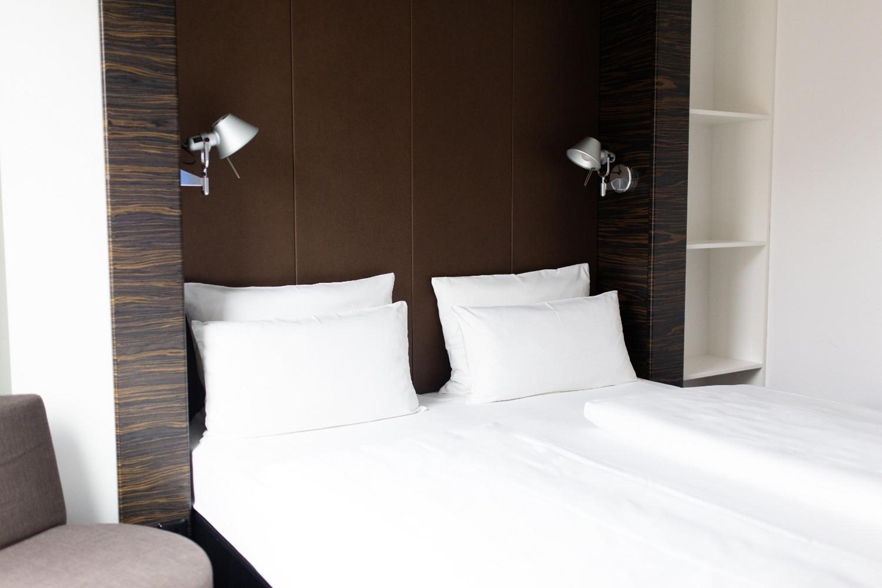 غرفة بسرير كوين، Hotel Motel One Dusseldorf-Hauptbahnhof 5/7