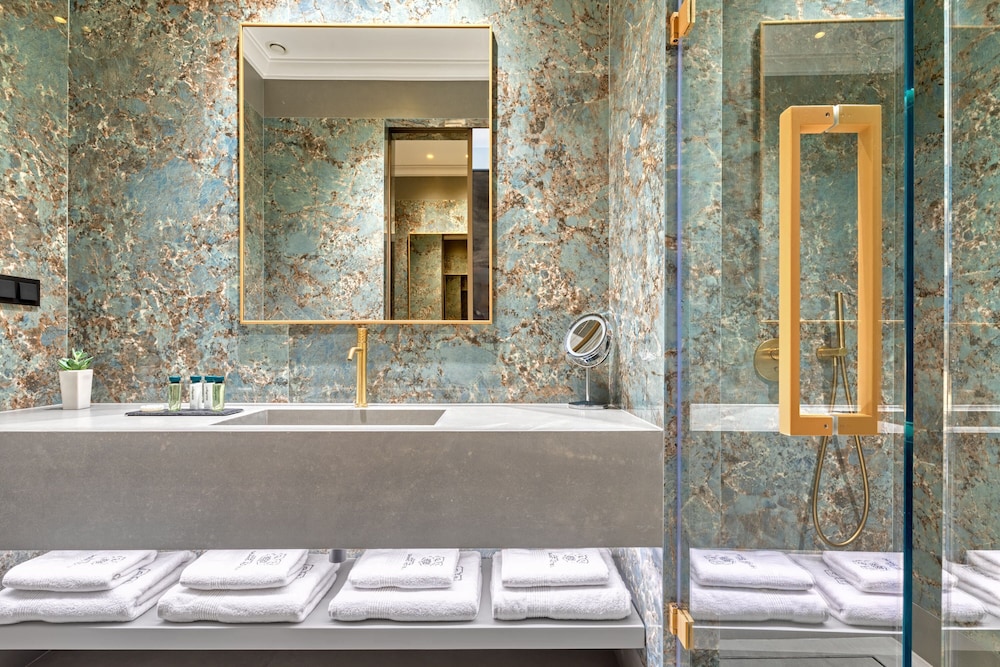 جناح جونيور بسرير كينج بإطلالة على المدينة، Grand Hotel Kalamata 3/4