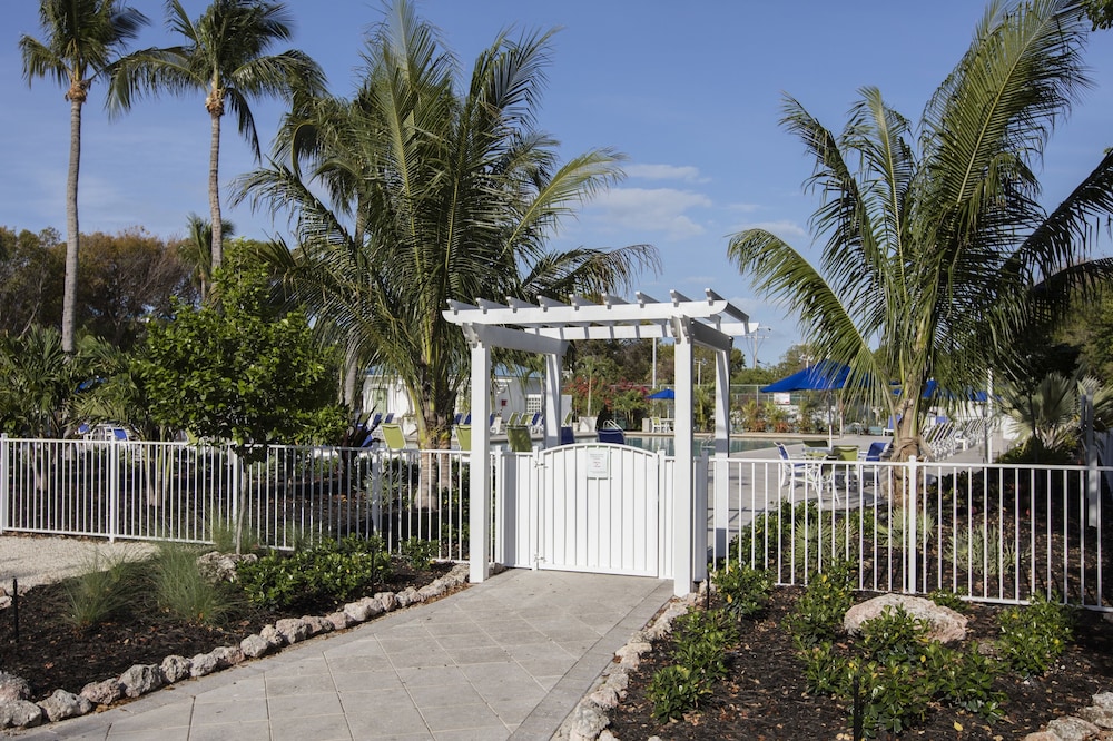 Ocean Pointe Suites Hotel in TAVERNIER - FL