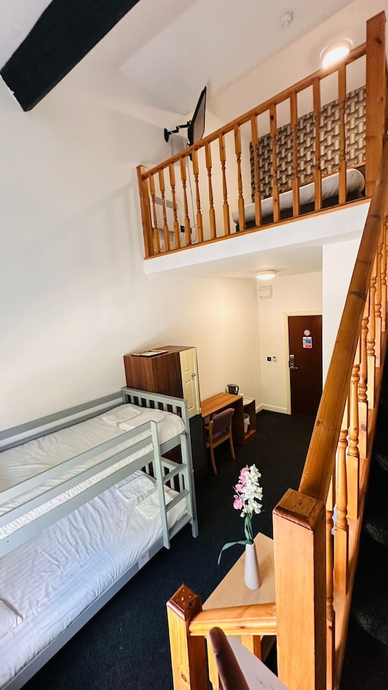 IBI Imperial Salford (ex Trivelles Hotel Manchester - Cross Lane) 33/62