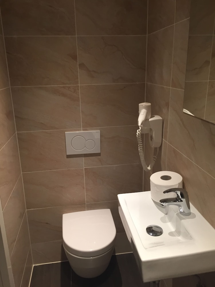ROOM, SINGLE, PRIVATE BATHROOM, SMALL