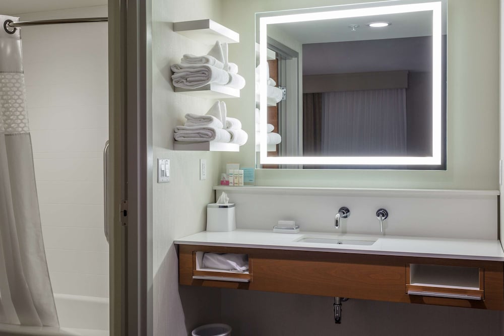 Hampton Inn and Suites Knoxville Papermill Drive 16/41
