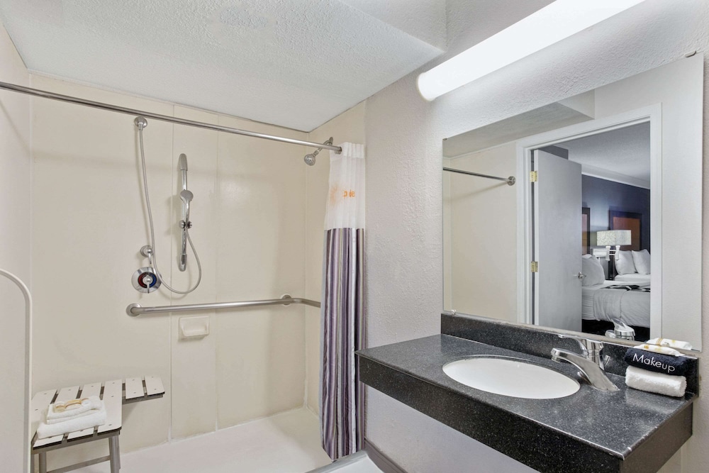 La Quinta Inn Tucson East 16/51