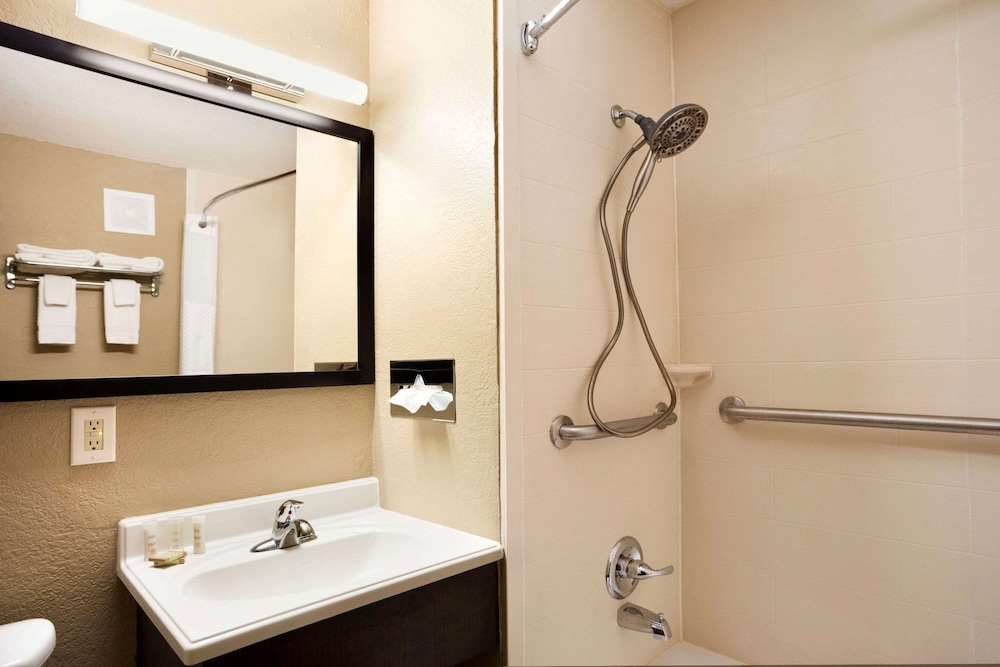 Super 8 by Wyndham Joplin 23/23