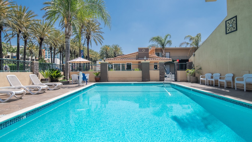Anaheim Islander Inn And Suites 53/58