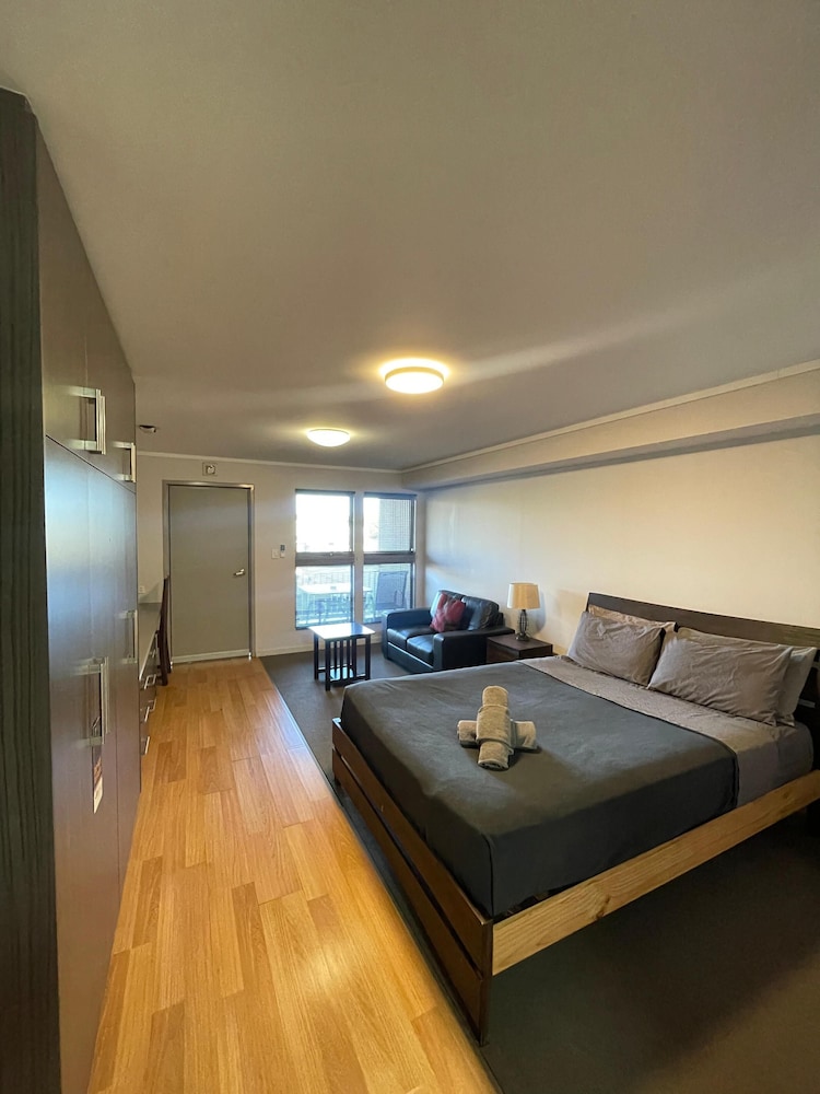 Motel, Queen Bed